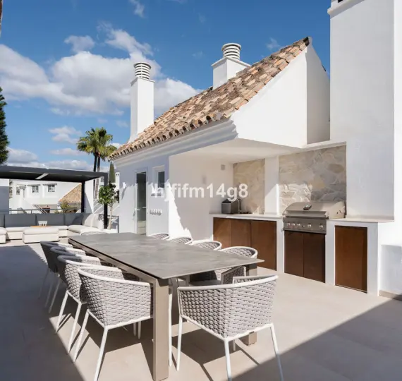 Sale of penthouse duplex in Nueva Andalucía