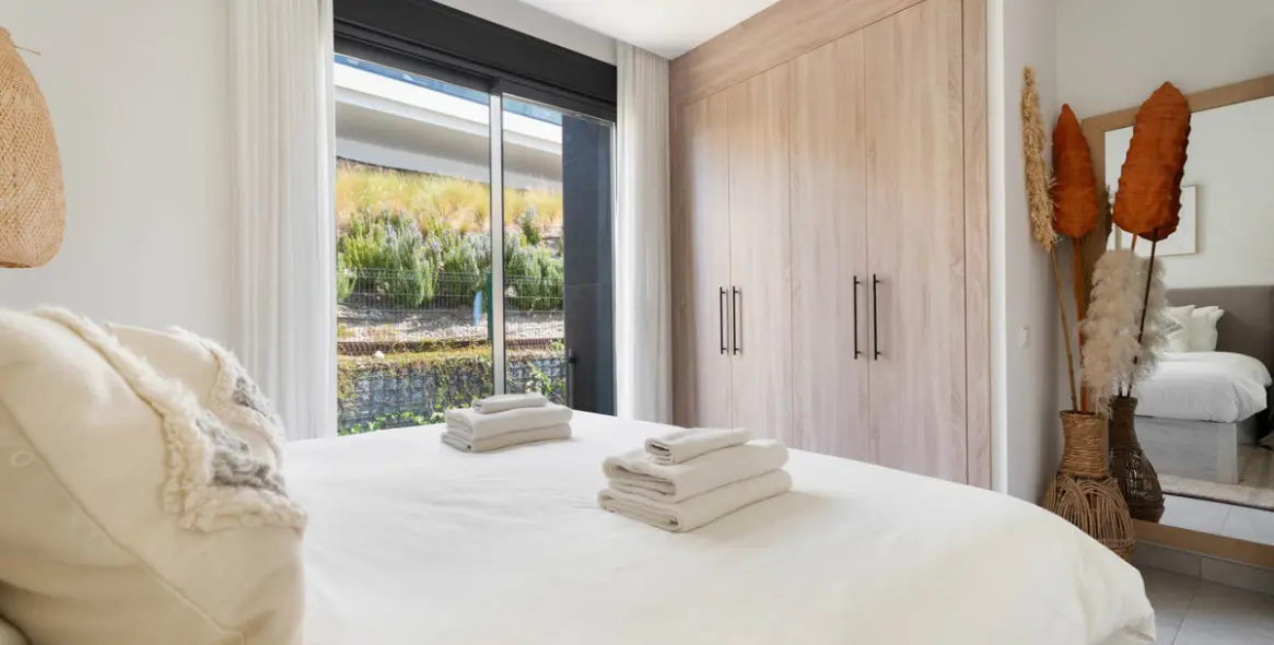 Sale of penthouse duplex in Artola 28