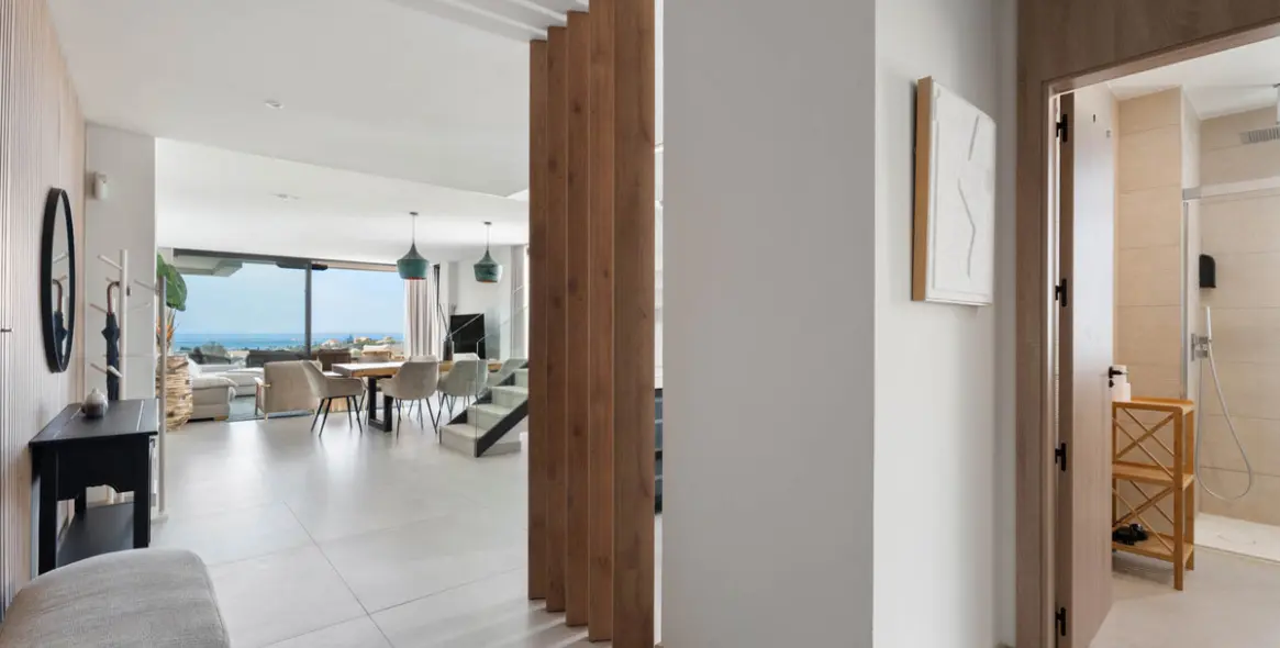 Sale of penthouse duplex in Artola 31