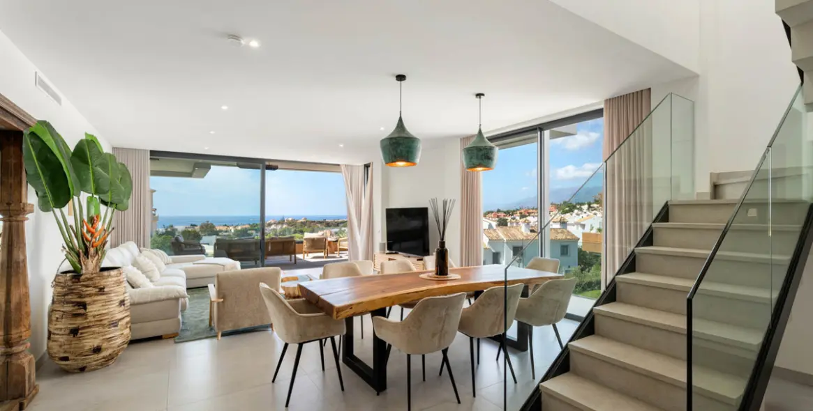 Sale of penthouse duplex in Artola 32