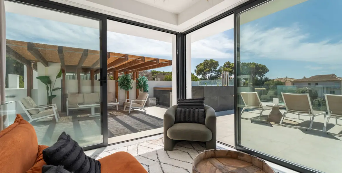 Sale of penthouse duplex in Artola 34