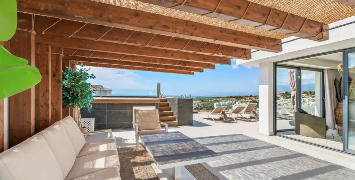 Sale of penthouse duplex in Artola 35