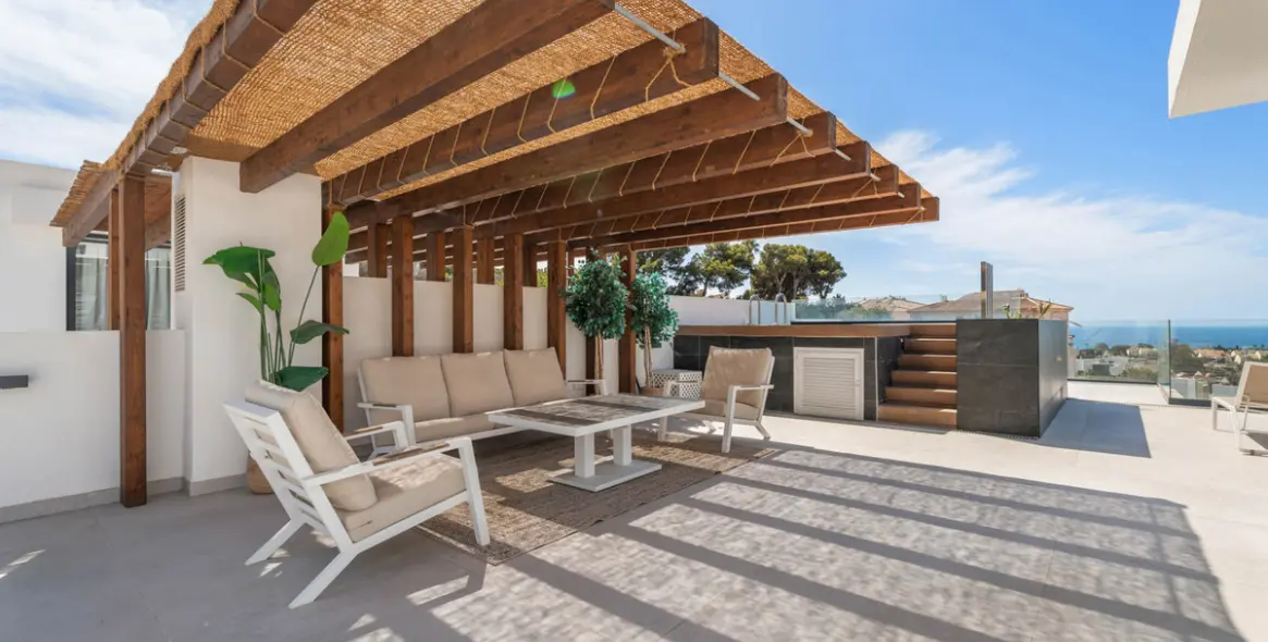 Sale of penthouse duplex in Artola 38