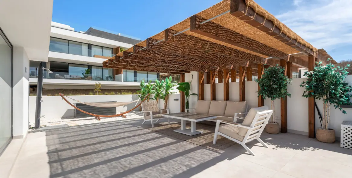 Sale of penthouse duplex in Artola 39