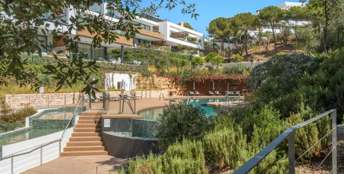 Sale of penthouse duplex in Artola 40