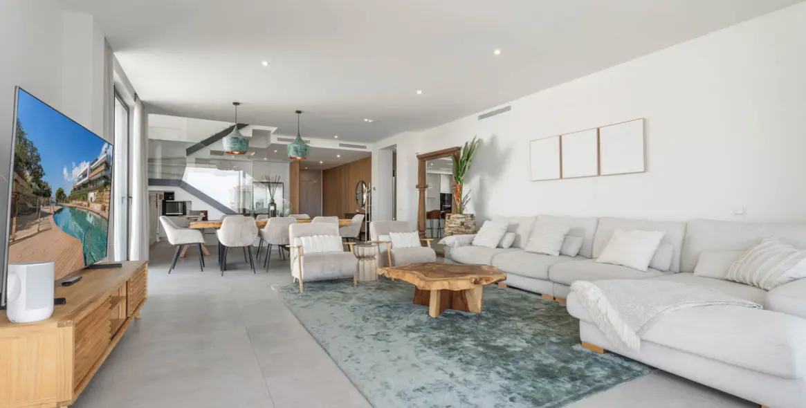 Sale of penthouse duplex in Artola 5