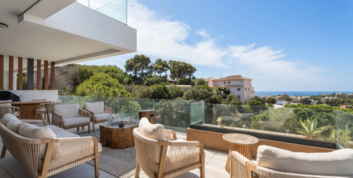 Sale of penthouse duplex in Artola 7