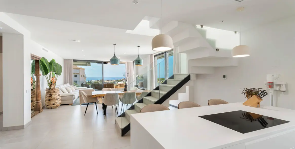Sale of penthouse duplex in Artola 11