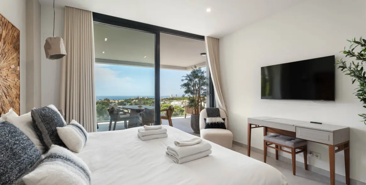 Sale of penthouse duplex in Artola 16