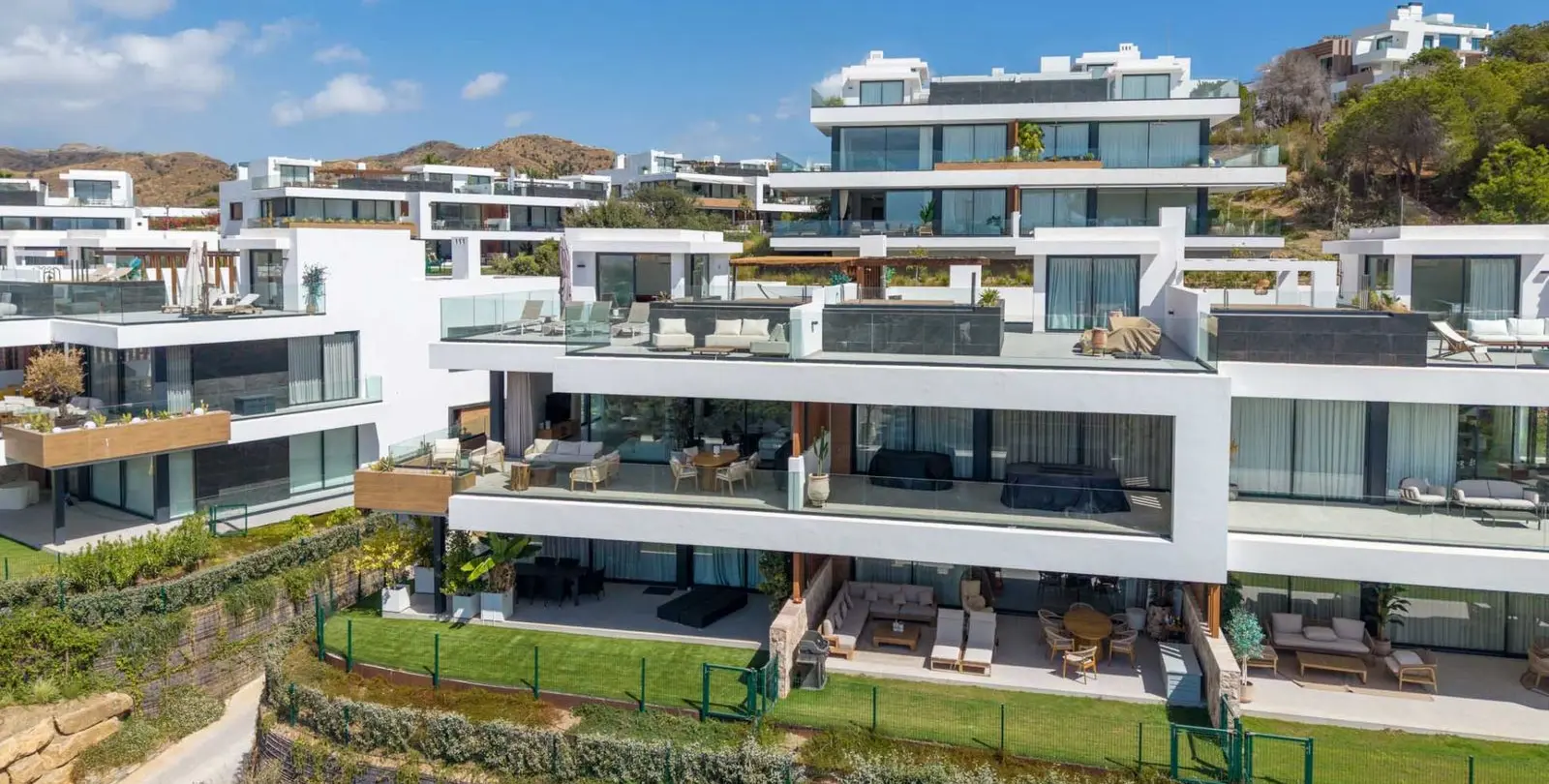Sale of penthouse duplex in Artola 21