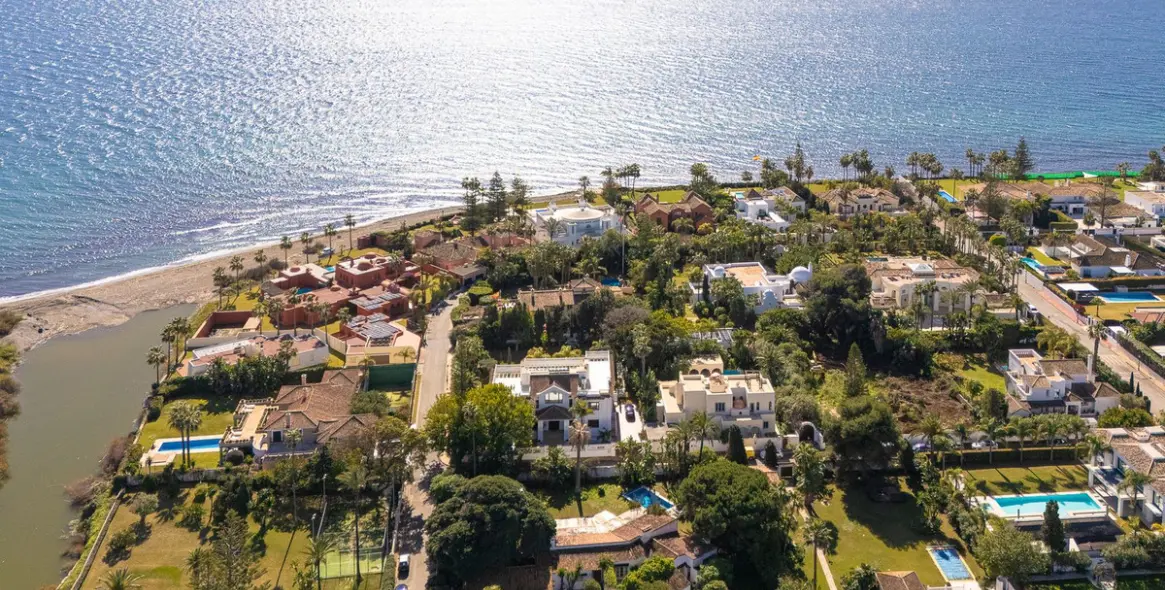 Продажа  отдельно стоящей виллы в Guadalmina Baja 1