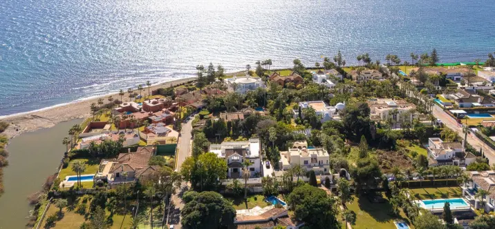 Sale of detached villa in Guadalmina Baja 0