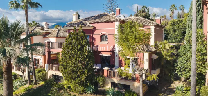 Sale of detached villa in The Golden Mile 1