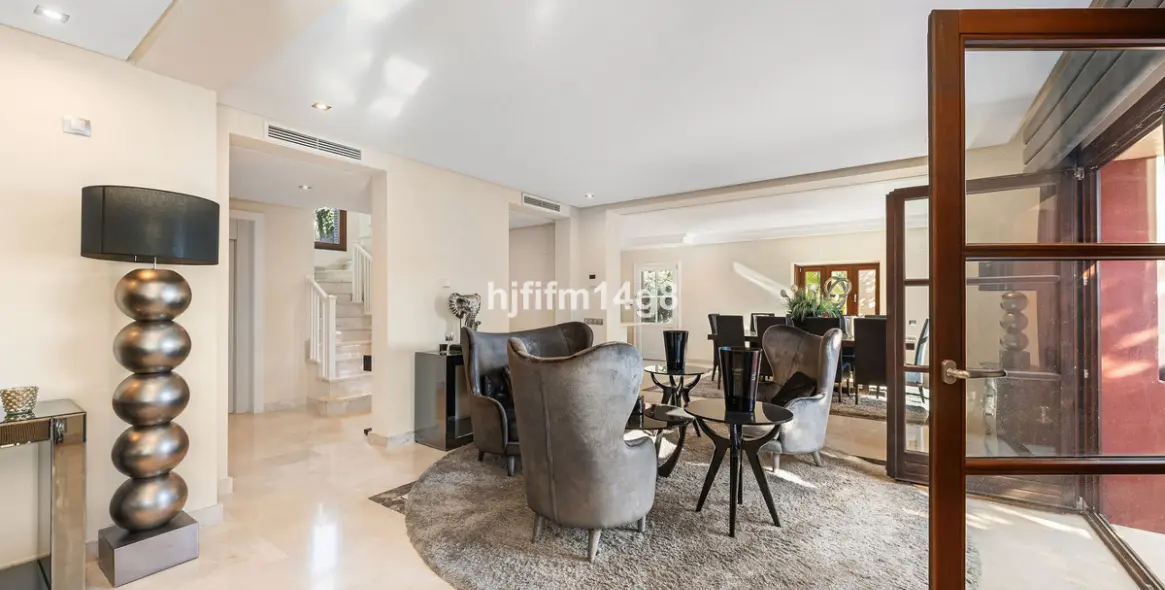 Продажа  отдельно стоящей виллы в The Golden Mile 7