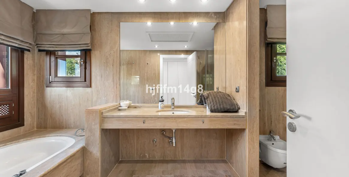 Продажа  отдельно стоящей виллы в The Golden Mile 11