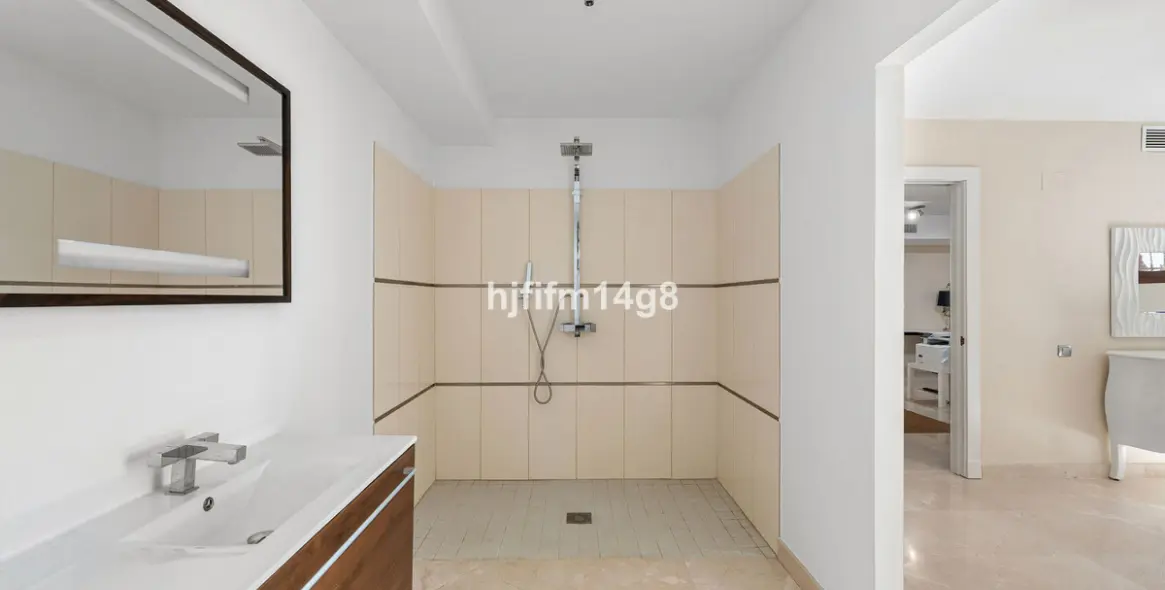 Продажа  отдельно стоящей виллы в The Golden Mile 18