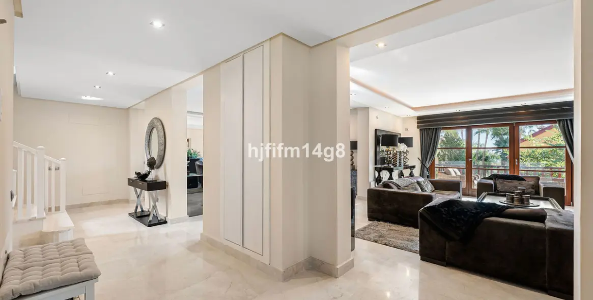 Продажа  отдельно стоящей виллы в The Golden Mile 19