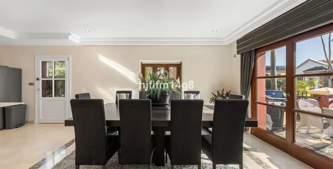 Sale of detached villa in The Golden Mile 21