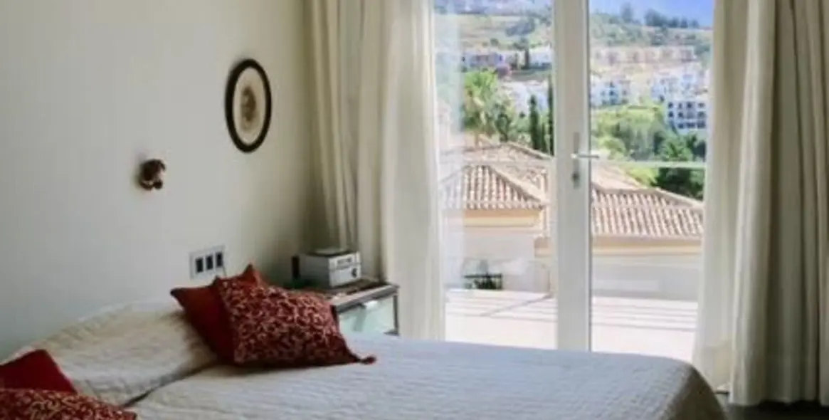 Продажа  отдельно стоящей виллы в Los Arqueros 17