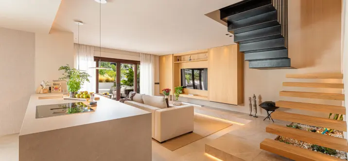 Продажа двухуровневого пентхауса в The Golden Mile 4