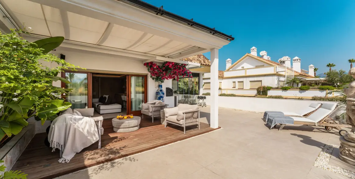 Продажа двухуровневого пентхауса в The Golden Mile 8