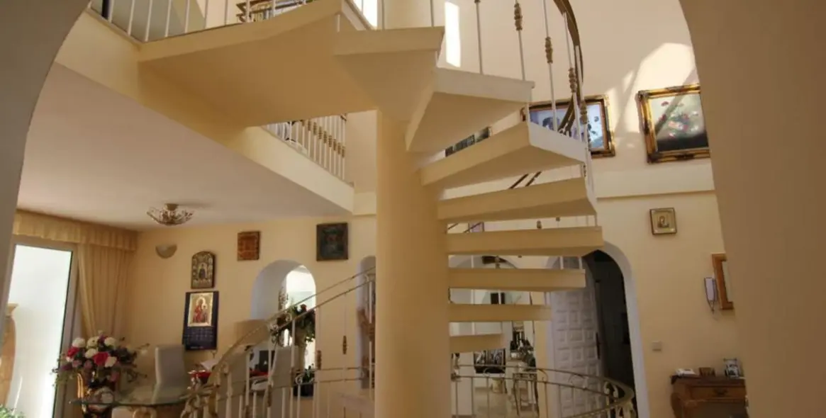 Sale of detached villa in Riviera del Sol 8