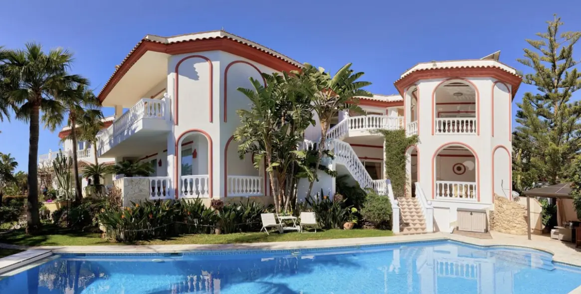 Продажа  отдельно стоящей виллы в Marbella East (район Hacienda Las Chapas) 1