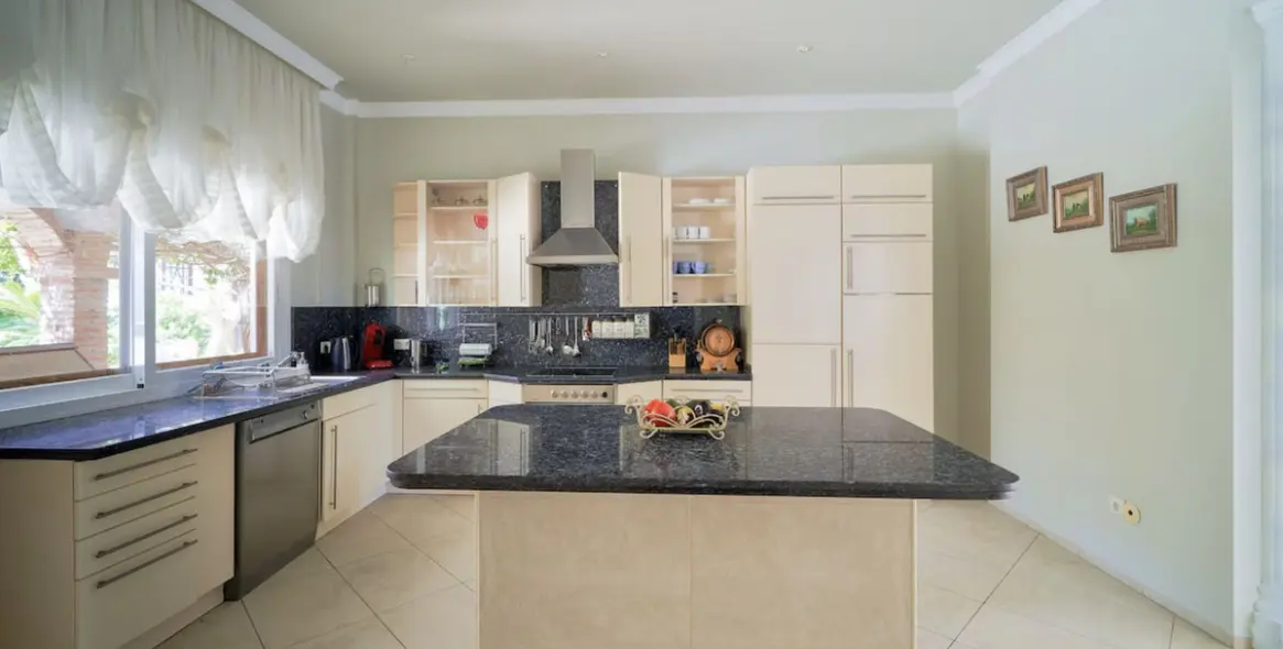 Продажа  отдельно стоящей виллы в Marbella East (район Hacienda Las Chapas) 8