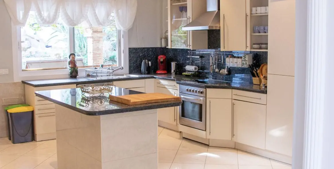 Sale of detached villa in Hacienda Las Chapas 17