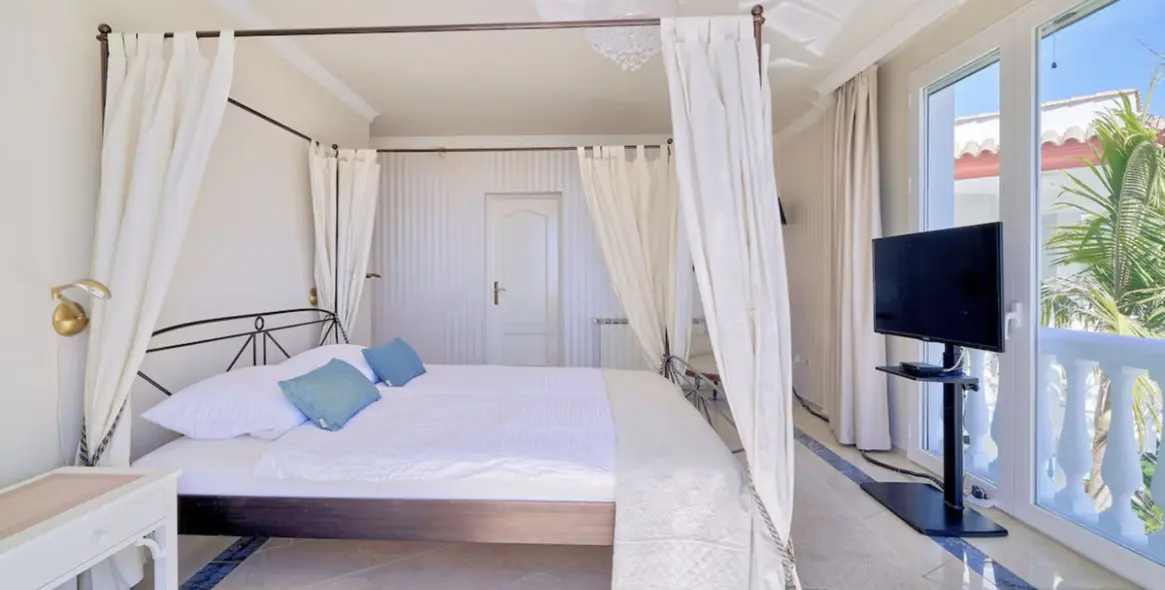 Sale of detached villa in Hacienda Las Chapas 18