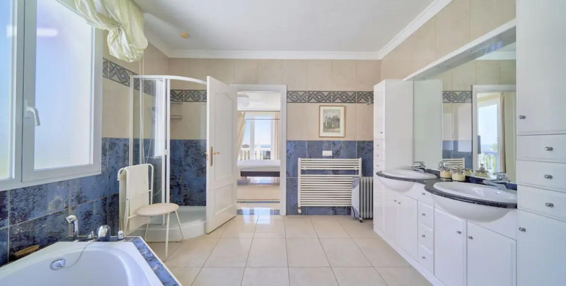 Sale of detached villa in Hacienda Las Chapas 19