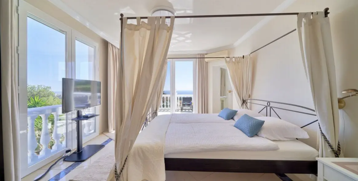 Sale of detached villa in Hacienda Las Chapas 28