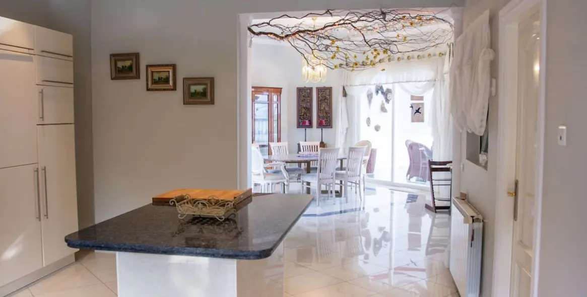 Sale of detached villa in Hacienda Las Chapas 29