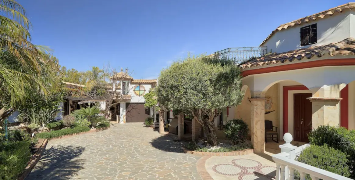 Sale of detached villa in Hacienda Las Chapas 32