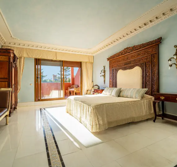 Venta de ático dúplex en Guadalmina Baja