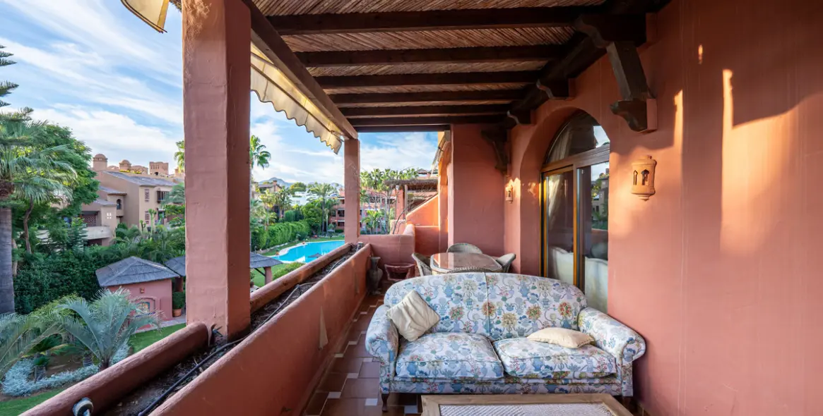 Продажа двухуровневого пентхауса в Guadalmina Baja 10