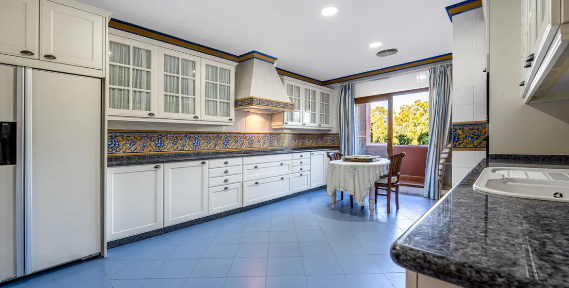 Продажа двухуровневого пентхауса в Guadalmina Baja 11