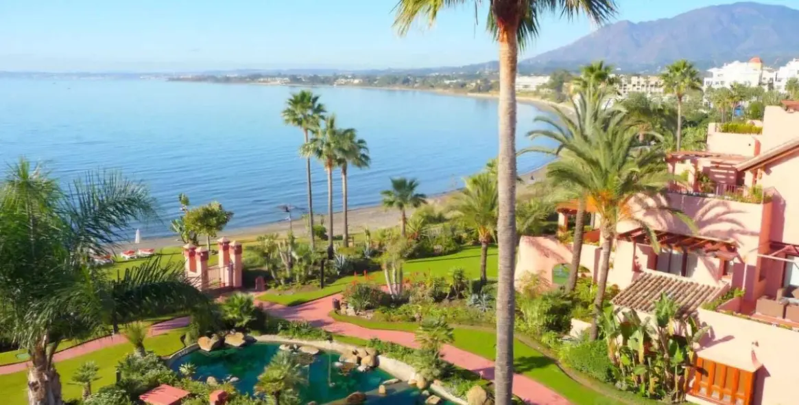 Sale of penthouse in Estepona (district Estepona) 2