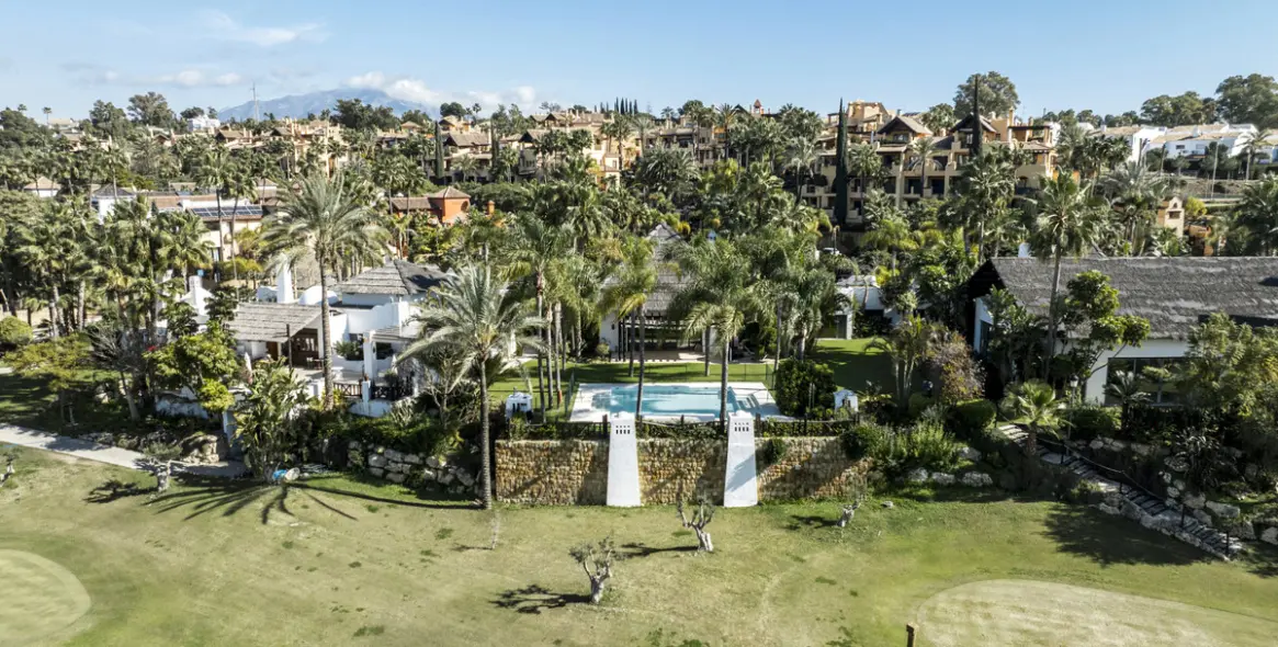 Продажа  отдельно стоящей виллы в Estepona 35