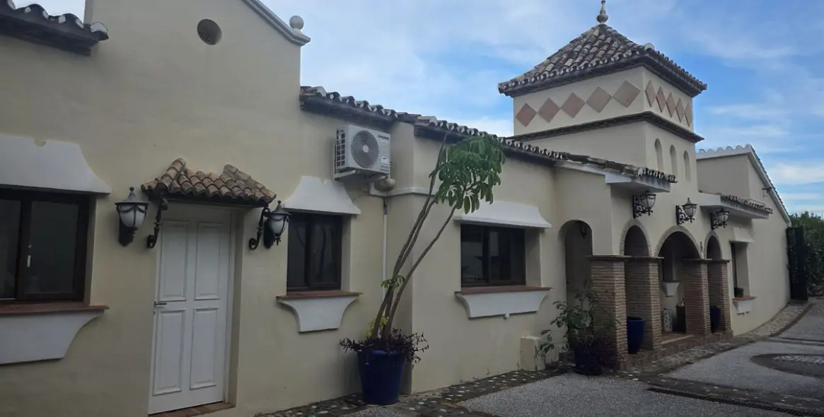 Продажа  отдельно стоящей виллы в Estepona (район El Paraiso) 1