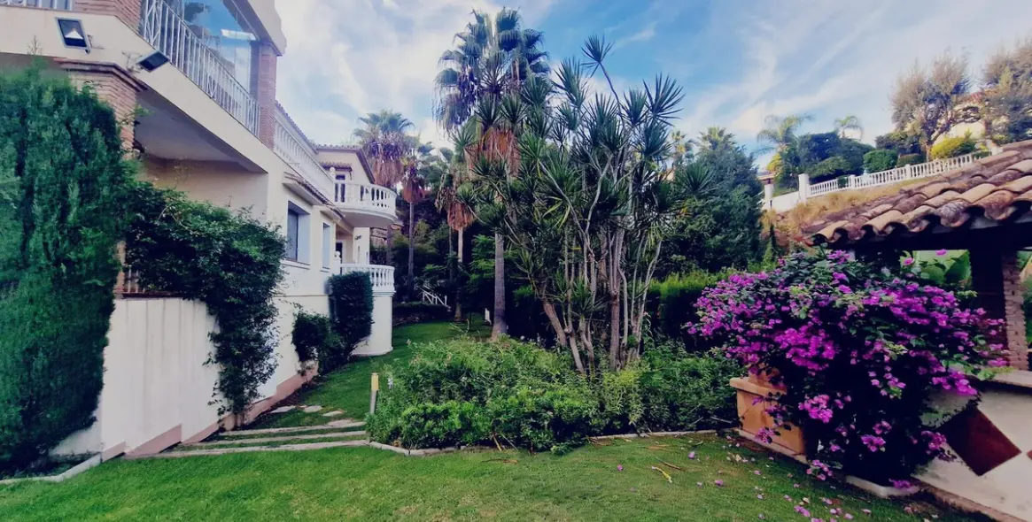 Продажа  отдельно стоящей виллы в Estepona (район El Paraiso) 3