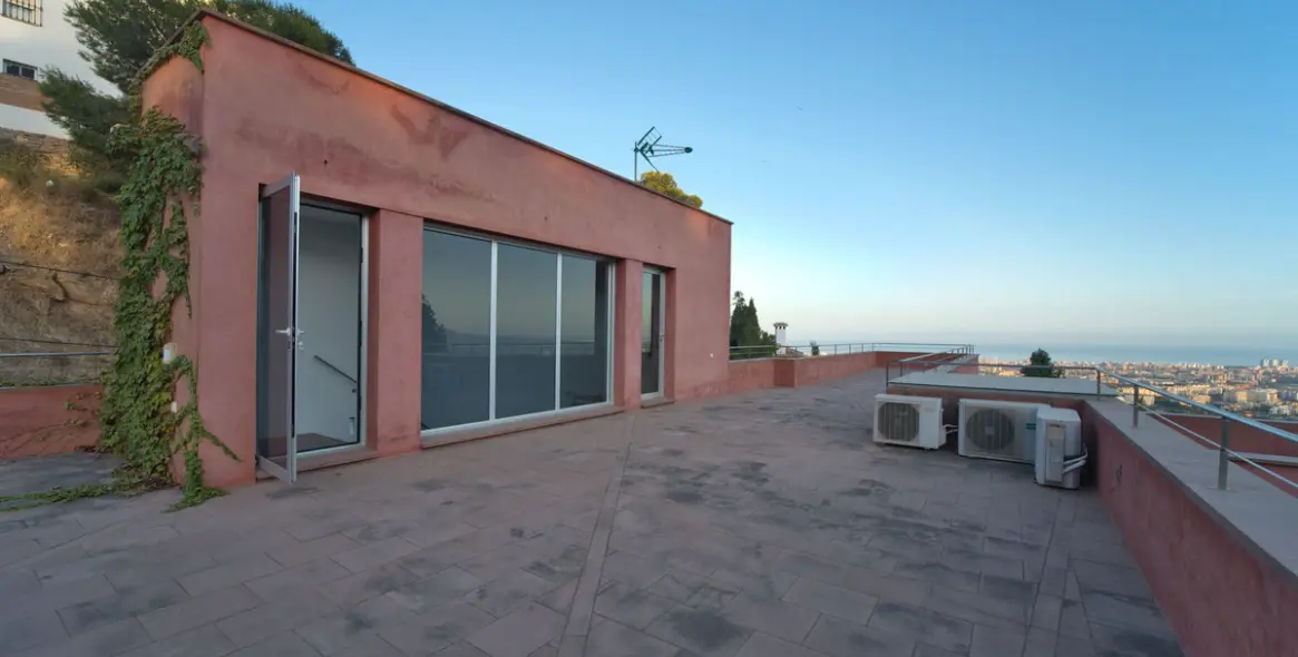 Продажа  отдельно стоящей виллы в Malaga (район Teatinos) 1