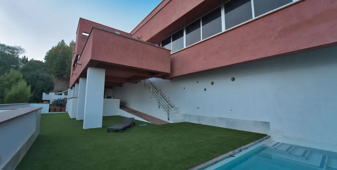 Продажа  отдельно стоящей виллы в Malaga (район Teatinos) 3