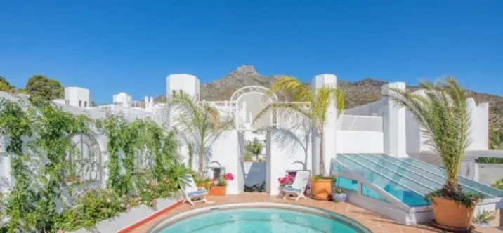 Продажа двухуровневого пентхауса в Marbella 0