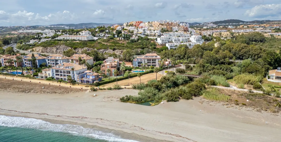 Продажа дома на две семьи в Casares Playa 1