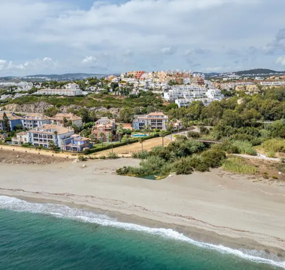 Продажа дома на две семьи в Casares Playa