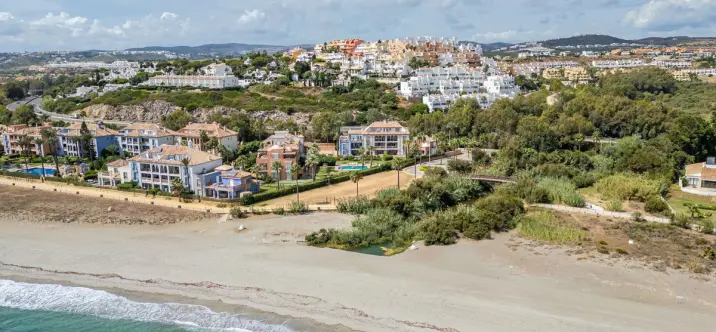 Продажа дома на две семьи в Casares Playa 0