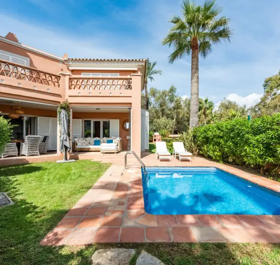 Продажа дома на две семьи в Casares Playa