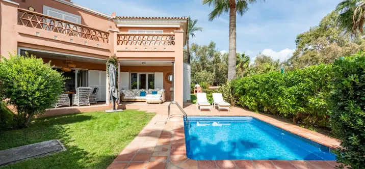 Продажа дома на две семьи в Casares Playa 1