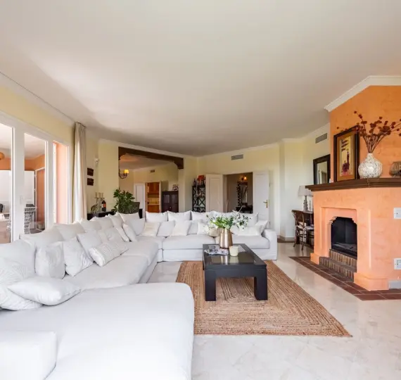 Продажа дома на две семьи в Casares Playa